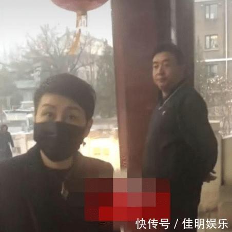 赵丽颖产后出院,冯绍峰全程用身体护送,撒红包