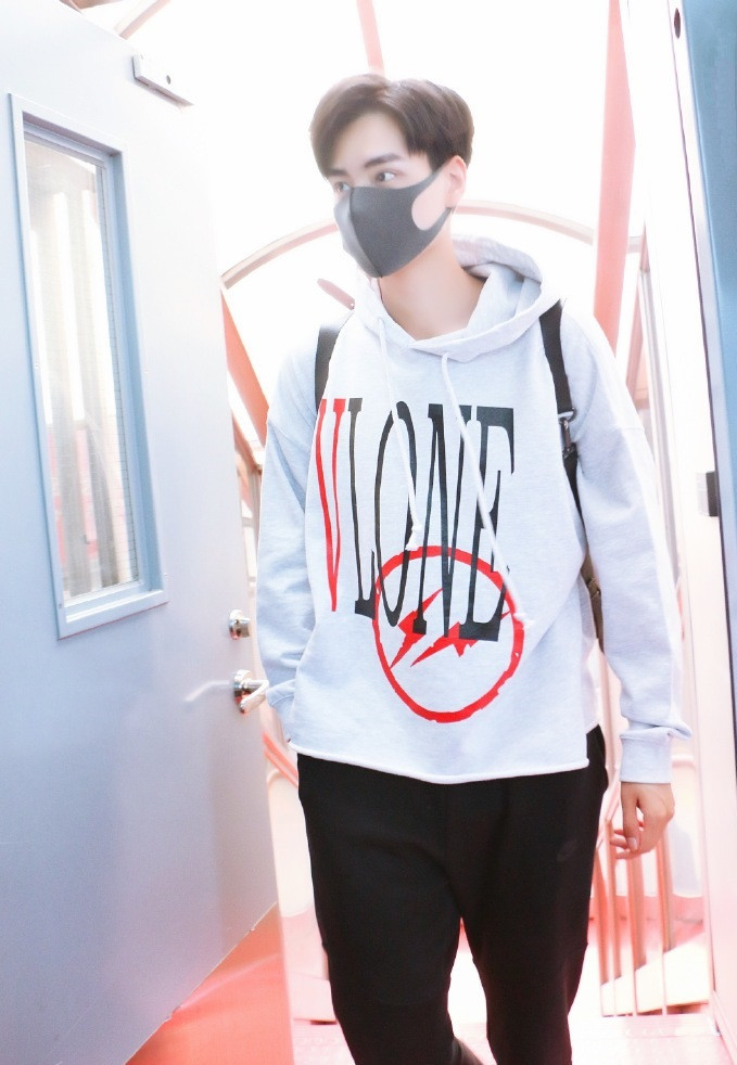 胡一天自带重点,卫衣让人忍不住放大看,心机