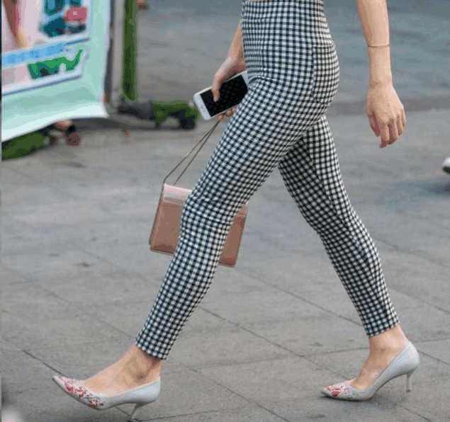 街拍:黑白格子的丰满翘臀更能引起男人的好奇