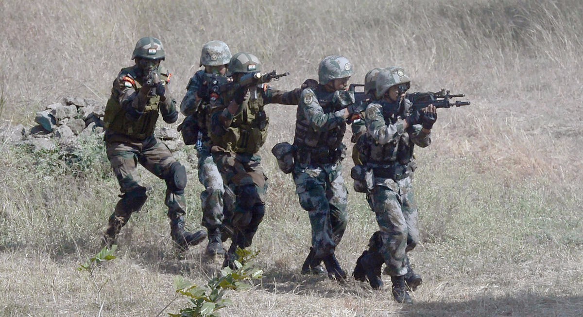 中印士兵组成混合战术小队.