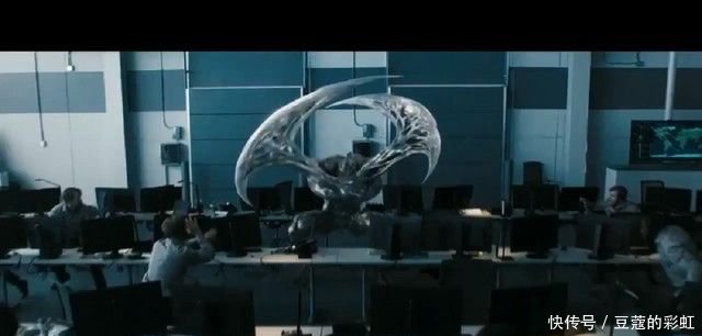 《毒液》电影新预告 汤老师化身怪物