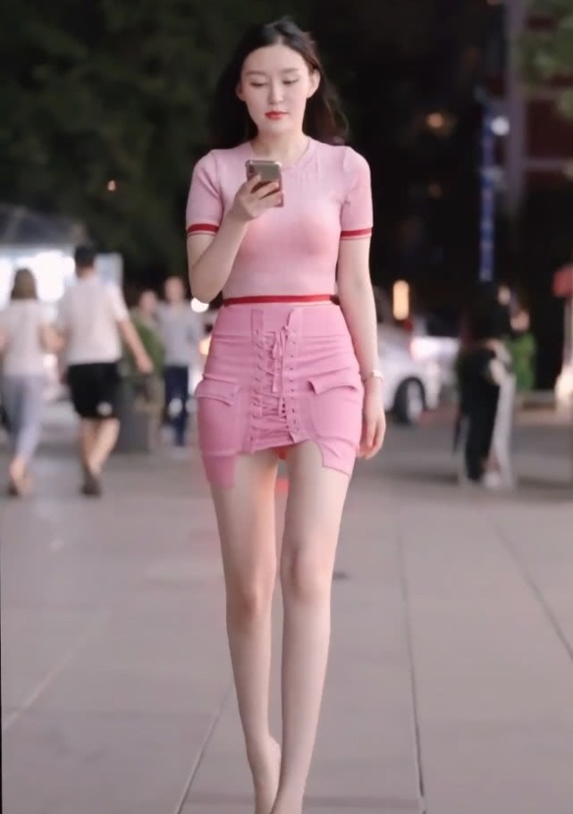 小姐姐为了吸引眼球,裙子仅靠一根“鞋带”支撑,但腿才是焦点!插图(3) 小姐姐为了吸引眼球,裙子仅靠一根“鞋带”支撑,但腿才是焦点!插图(3)