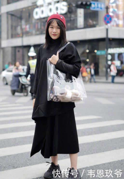 街拍:美女穿着运动大胆炫腹装,这么好的肚子不