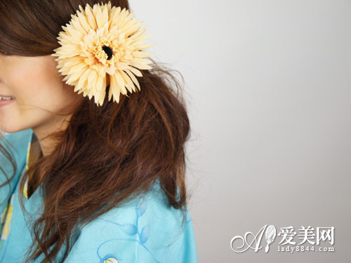 <em>夏季</em>淑女<em>扎发简单</em>花朵发饰显优雅_360问答