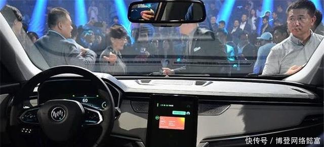 华为汽车上市一月订单就破万,网友看到实车比