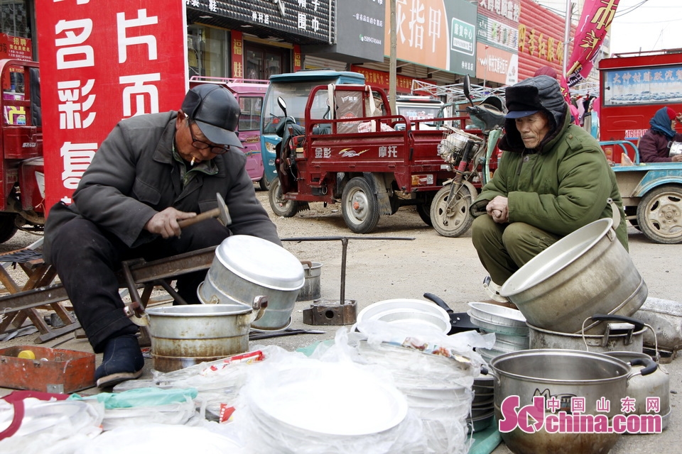 临沂小镇万人过年赶大集 外地人淘实惠当地人赶心情