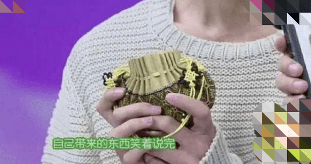 明星随身带什么？杨洋带搓衣板，窦靖童拿茶杯，千玺却拿个布包？
