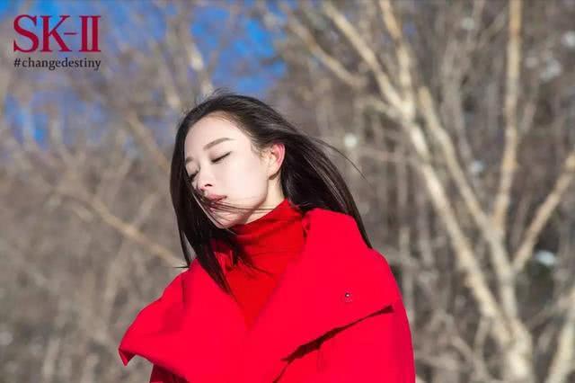 倪妮大牌代言广告美的不可方物？杨幂兰蔻定妆照被说油腻！