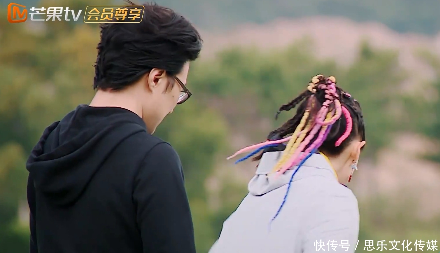 章子怡包文婧玩游戏摔倒,谁注意汪峰下意识的