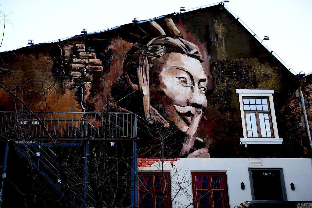 3米高巨型兵马俑画像亮相“上墙” 动作怪异遭市民吐槽