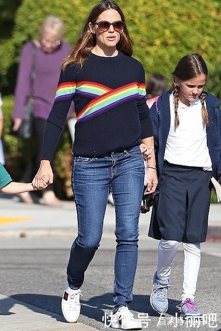 离婚的中年带娃女人没未来她46岁三个娃却活