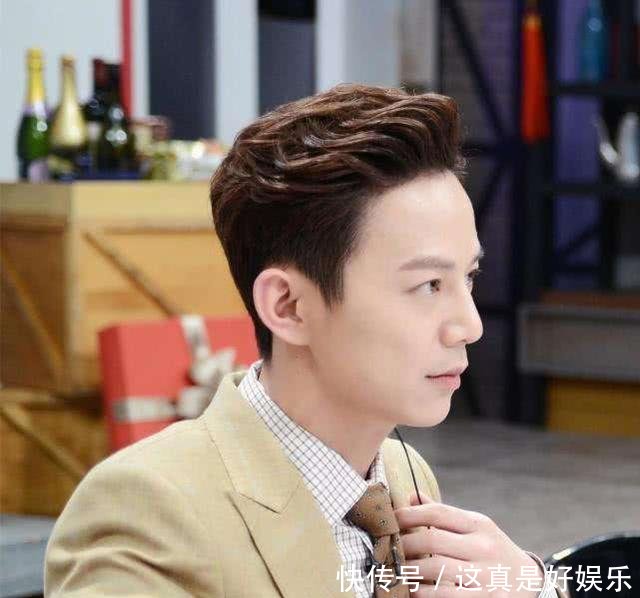 谢娜晒何炅老师护照,国籍性别却打了码维嘉神