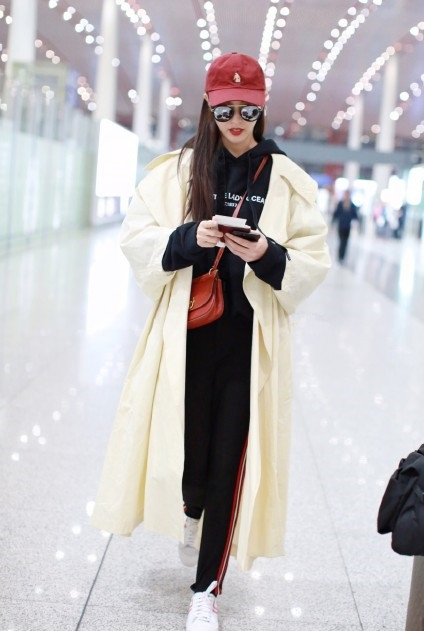 唐嫣机场LV腰包壕气抢镜卫衣超尴尬,网友:垃圾