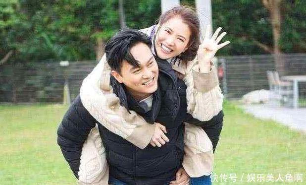 袁咏仪节目中突然摔倒,张智霖紧张的都动腿了