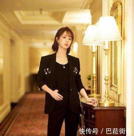 星光盛典上,杨紫杨超越同穿黑西装,一个裤子一