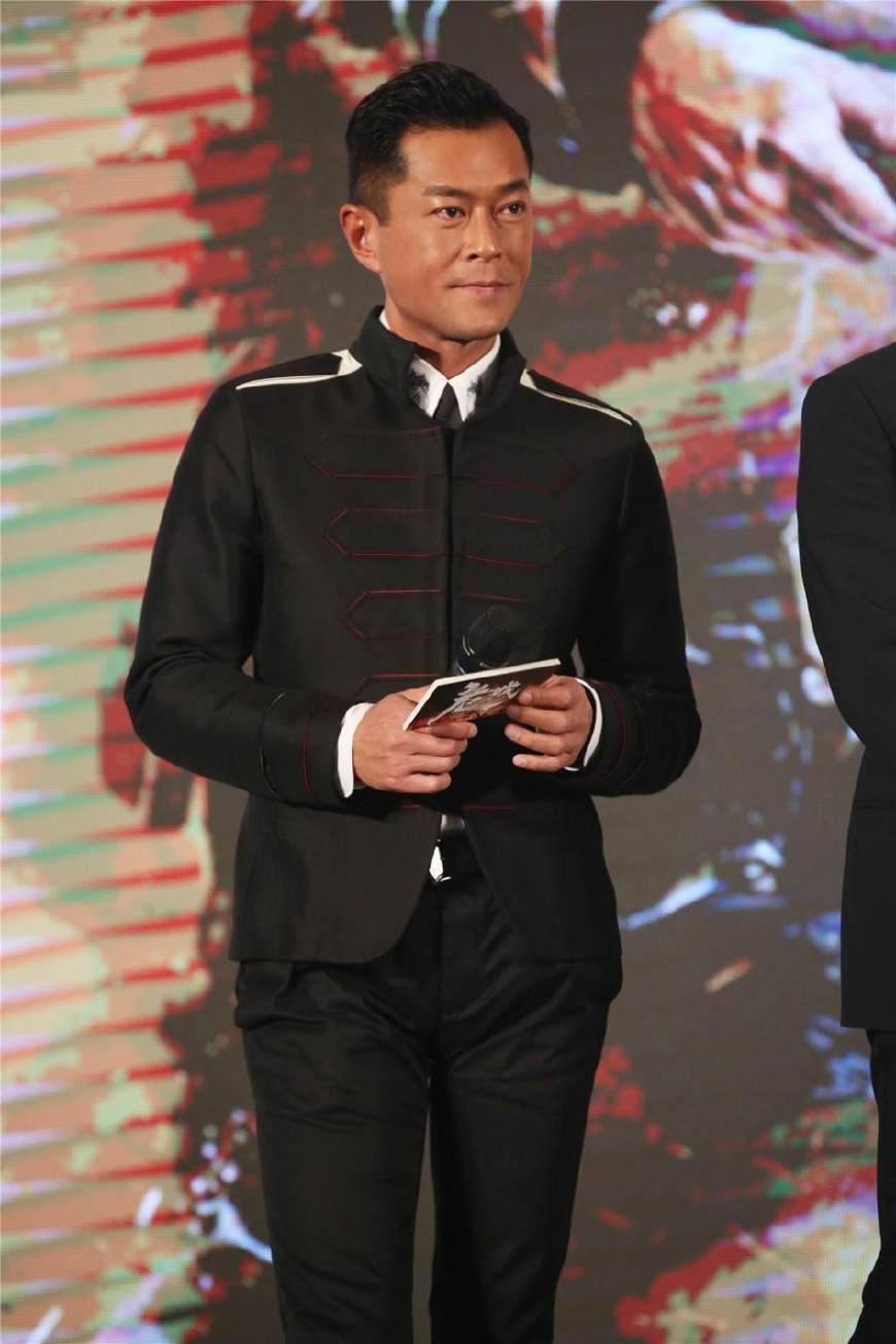 陈小春和张家辉是他兄弟,他20岁坐牢48岁获影