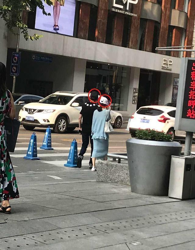 两次疑似偶遇赵丽颖和冯绍峰，五张照片全方位对比：这是圈套
