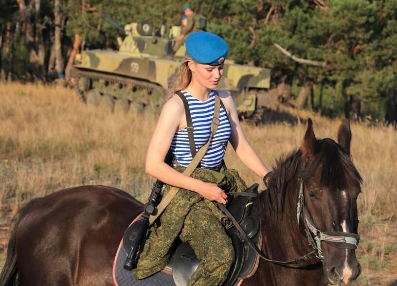玫瑰与武器:她们是俄罗斯女兵