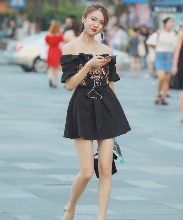街拍:小姐姐一件白色单肩背心搭配低腰牛仔短裤,尽显时尚魅力插图(3) 街拍:小姐姐一件白色单肩背心搭配低腰牛仔短裤,尽显时尚魅力插图(3)