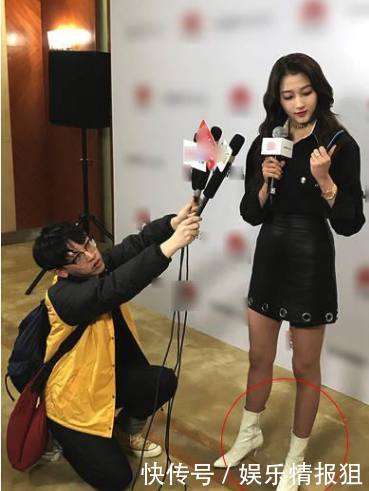 照片为证!又一位让助理下跪举话筒的女星,关晓