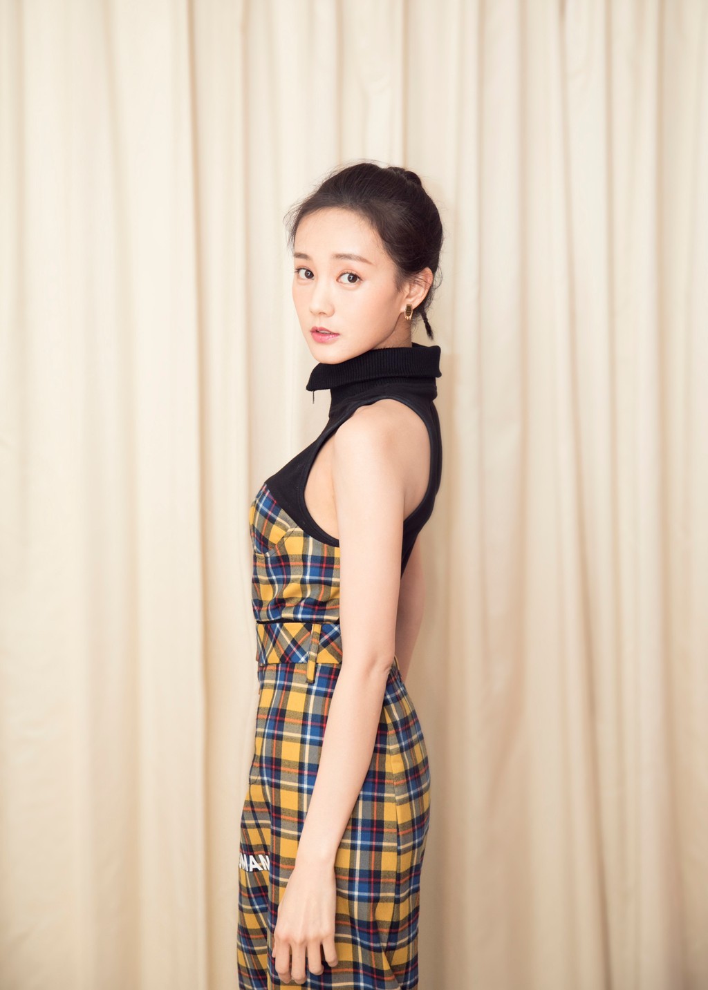 李一桐受邀《NYLON》创刊一周年派对 造型利落时尚感满分
