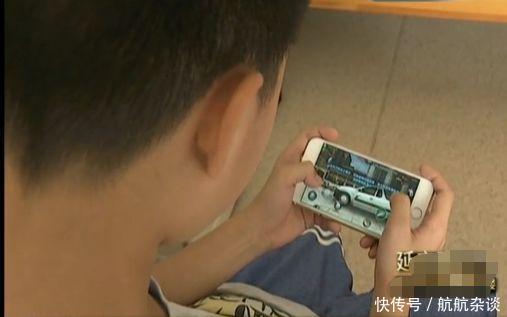 现如今,随着经济条件的逐步改善,老百姓的收入也在逐年提高,生活可以说是发生了翻天覆地的变化。特别是互联网及智能设备的进一步普及,更是给我们的带来了很多便捷。可即便是这样,10万块对于一个家庭来说还真不是一个小数字,一个12岁的小学生,10天时间就花掉了10万元人民币,这笔钱不仅是妈妈的遗产,更是外公的买命钱。这究竟是怎么回事呢? 12岁的小州还是名小学生,自从三年前妈妈去世后,爸爸姚先生就对他更加溺爱了,生怕孩子受委屈,吃好的用好的,只要是儿子的要求,他都想方设法的满足,希望能弥补孩子失去母亲的缺失。现