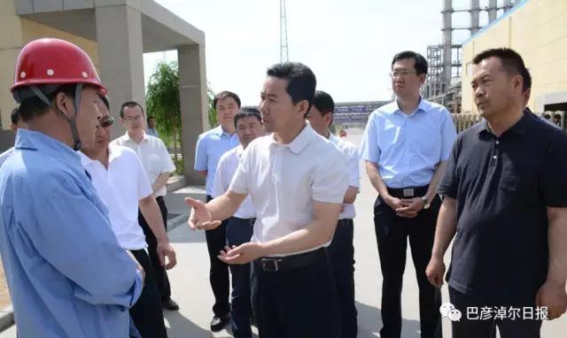 6月20日,市委书记常志刚深入乌拉特后旗盾安光伏调研.