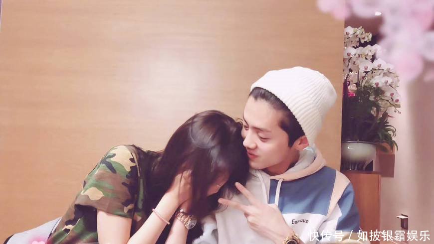 鹿晗关晓彤的狗粮来了!戴情侣手表穿情侣卫衣