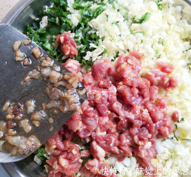 白菜猪肉水饺怎么调馅好吃?试试这样做,鲜香味
