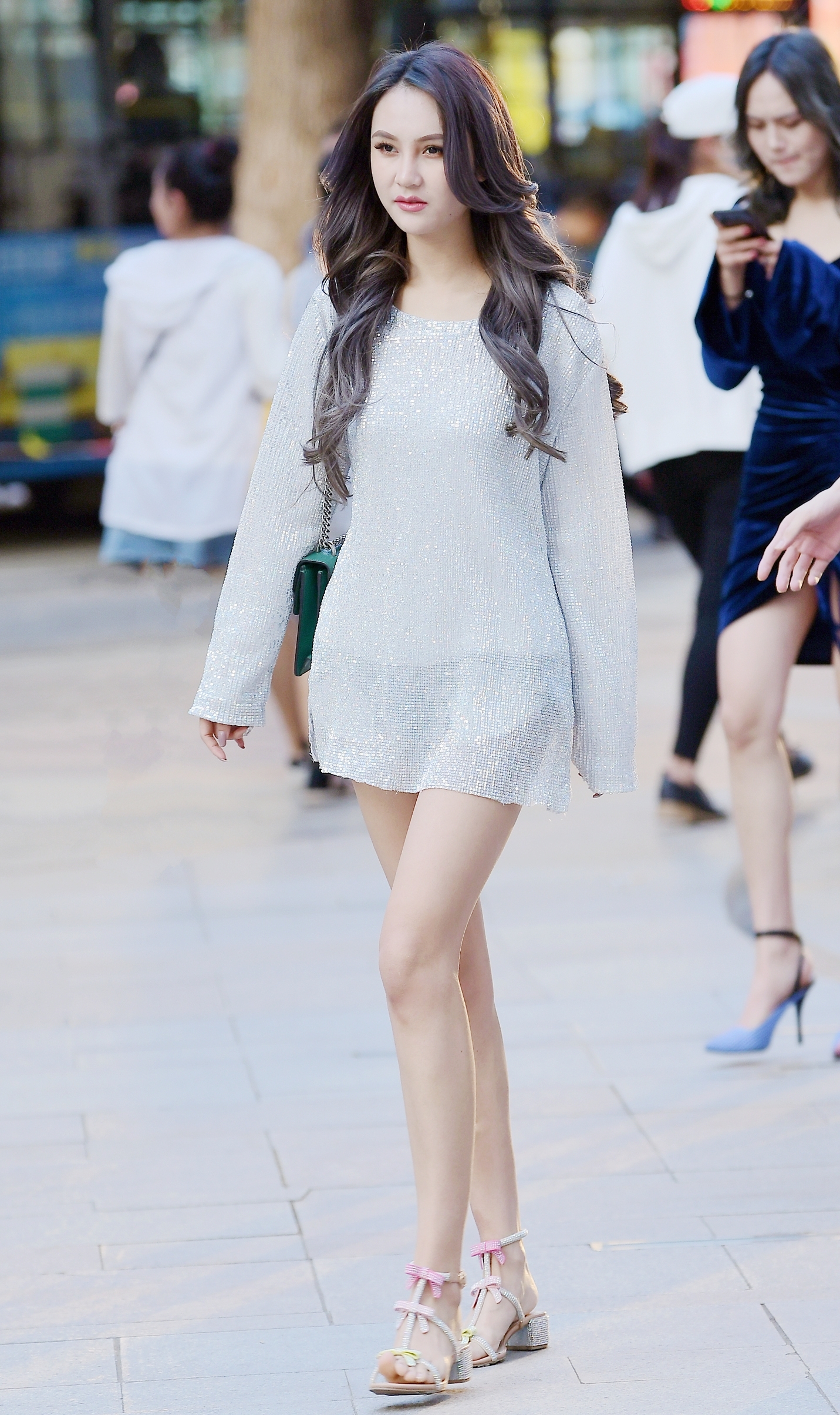 时尚街拍:一条粉色包臀裙配高跟,微胖已婚女人的美被完美诠释