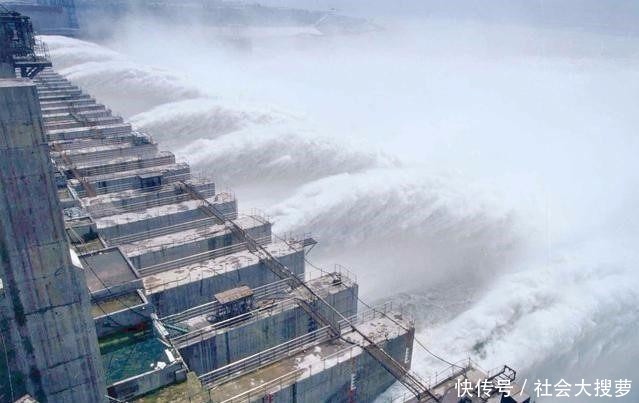 三峡大坝排水时,水为什么要喷到高空?今天可算