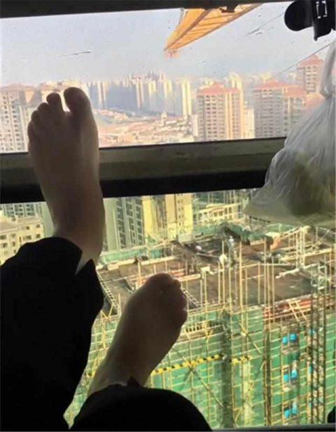 90后单身塔吊女司机: 高空上厕所难, 无聊到脱鞋光着脚丫玩