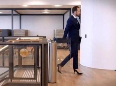 男子每天都会穿高跟鞋上班,很多人表示不解,得