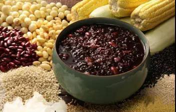 65岁人吃什么能让白发变黑发吗?