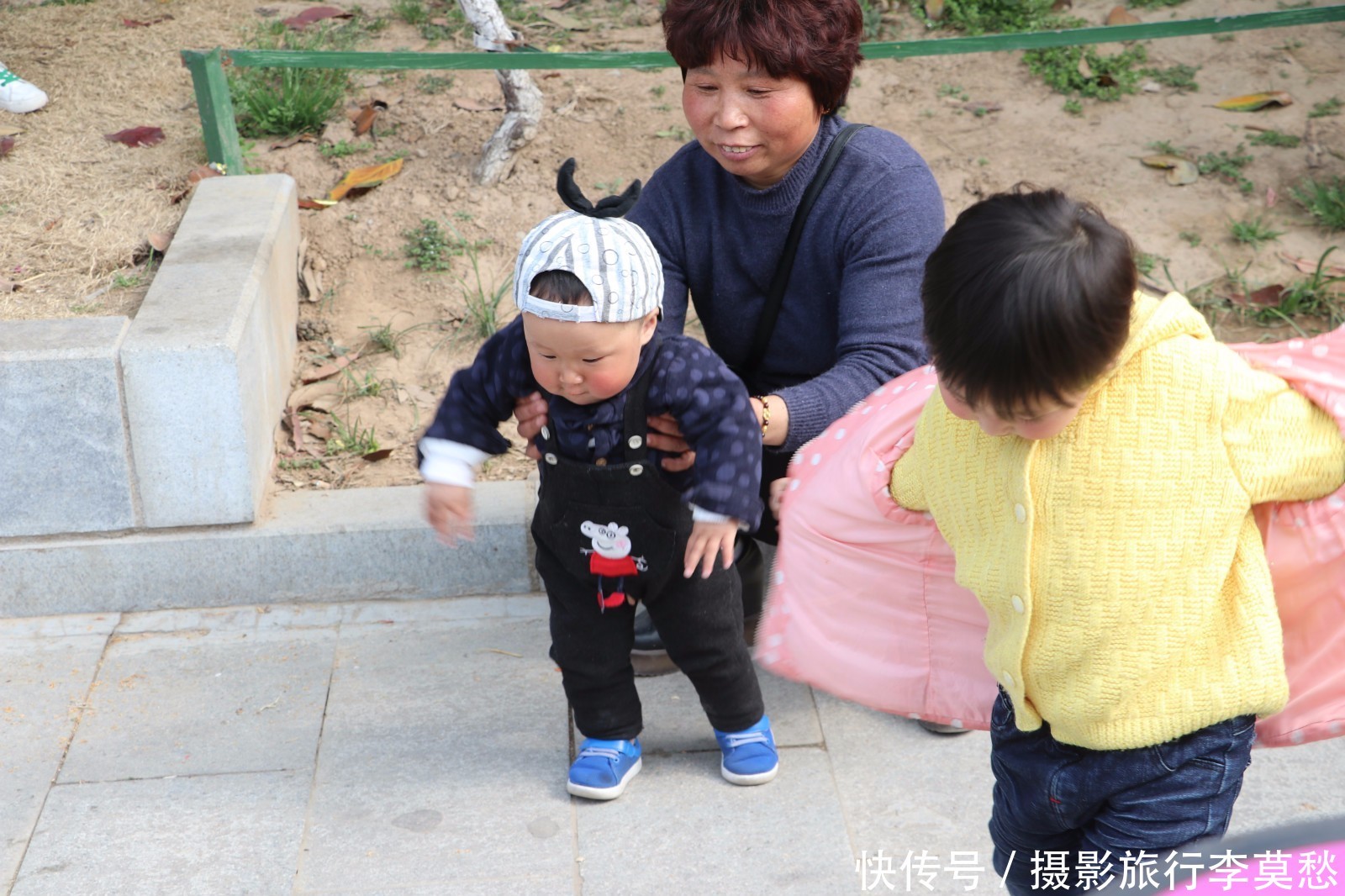 音乐让人醉?柘城一大叔广场唱歌, 一岁孩童却