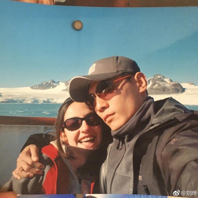 刘烨结婚九周年：陪你一起路过全世界！网友：头一如既往的大！