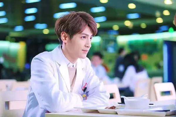 陪女朋友逛街还是打游戏?罗云熙的回答注定凭