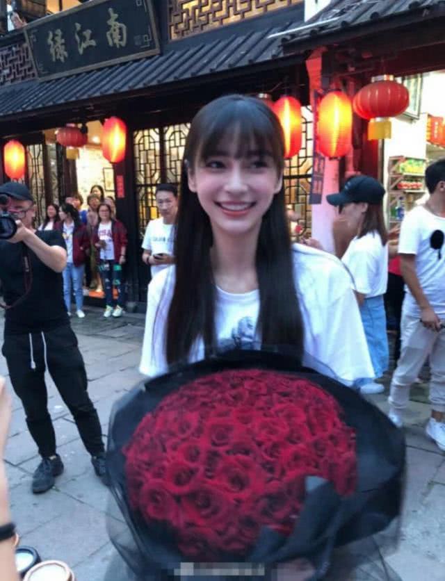杨颖获粉丝送玫瑰花展天使笑颜，赵丽颖唐艺昕的笑容太有感染力！