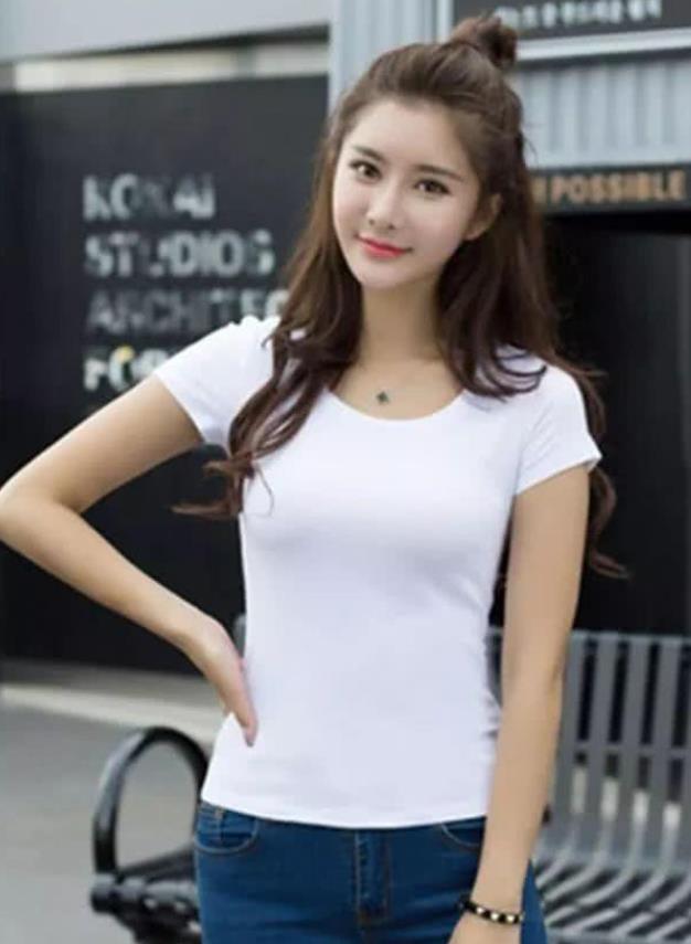 街拍:花颜月貌的世界,一件浅美女灰色配牛仔裙我背心美女的播主图片