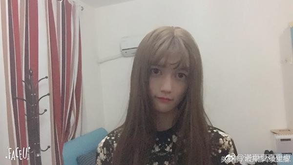 LOL战队JDG诺夏晒女装照 是个真萝莉 完爆S