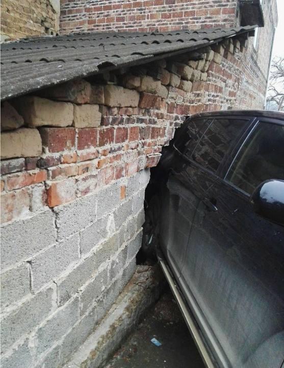 车太大惹的祸,新提汉兰达回农村,倒车一脚油门将自家撞出个大洞