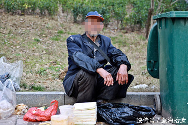 拾荒大爷捡到一枚红色硬币,转手卖了300块!