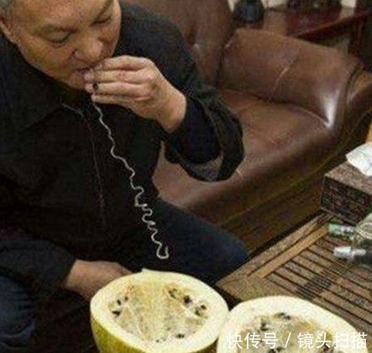 男子将存放3年西瓜切开后,被眼前情景吸引住了,吃了直叫好