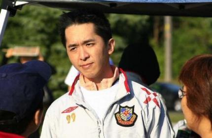 他是现代版韦小宝，有三个女朋友家产丰厚，却从不结婚！