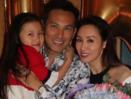 他们是女强男弱的港圈夫妻，以为是真爱，婚后却双双出轨猛料不断