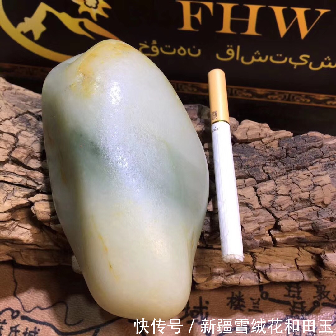 科普一篇少见的和田玉籽料带翠的小知识