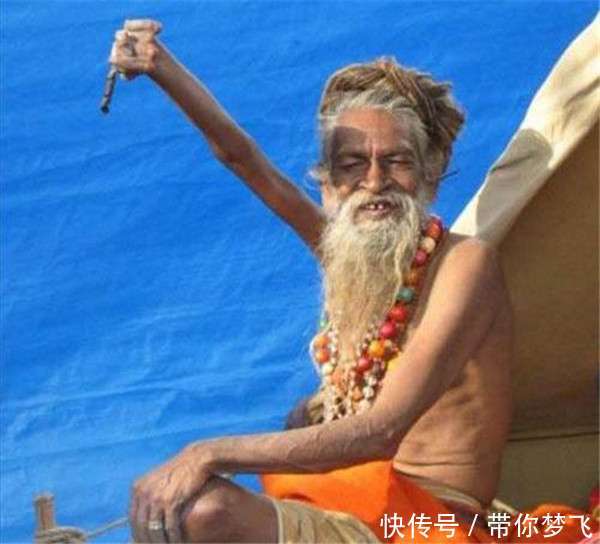印度老人高举手臂45年,知道背后的原因后,人们