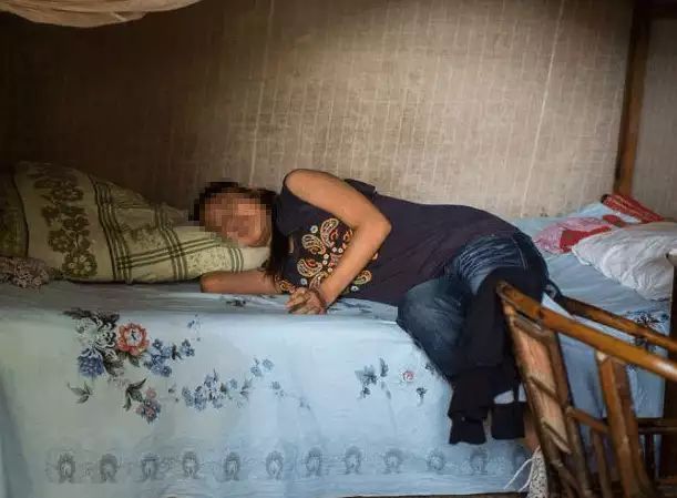 女子在家睡觉,天花板突然掉下一坨黑色东西,女子一看直呼发财了