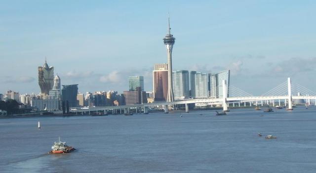 3 澳门是一个国际自由港,是世界人口密度最高的地区之一,也是世界四大赌城之一。其著名的轻工业、旅游业、酒店业和娱乐场使澳门长盛不衰,博彩业和旅游业十分发达,政府每年给澳门居民派发大量红利,成为<a href='http://www.fishea.cn/mall/' target='_blank'>全球</a>最发达、富裕的地区之一。2015年人均GDP为59451<a href='http://www.fishea.cn/mall/' target='_blank'>美元</a>,中国城市第一。