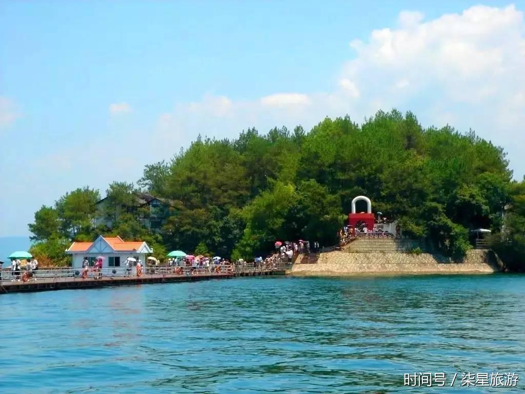 月光岛 月光岛原名五龙岛,由锁岛,鸟岛,真趣园和奇石岛四个岛屿通过